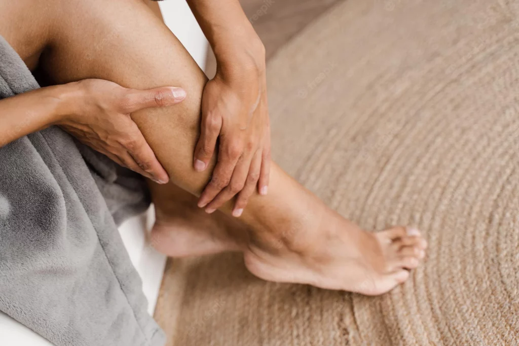 procedimento-de-escleroterapia-no-medico-cirurgiao-vascular-visitante-trombose-venosa-profunda-e-varizes-de-mulher-africana-menina-tocando-suas-pernas-e-olhando-para-as-veias_255847-8103